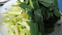 芹菜蒜子炒瘦肉「原创」做法图解2)