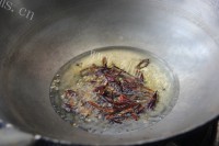 美味的干煸蚕蛹做法图解11)