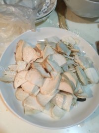 香气浓郁的杏鲍菇炒肉片做法图解1)