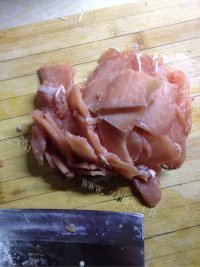 简单的菜椒炒肉做法图解2)