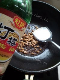 美味的香菇肉酱拌面做法图解4)