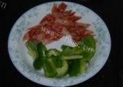 广式腊肠炒包菜做法图解2)