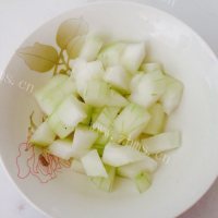 美味的冬瓜肉丸汤做法图解2)