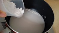 美味的桂花杏仁奶豆腐做法图解4)