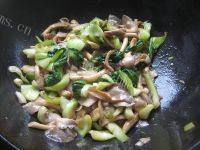 家常菜蘑菇炒青菜做法图解12)
