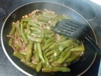 豆角炒牛肉做法图解16)