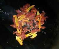 在家做的荷兰豆炒腊肠做法图解6)