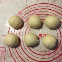 色香味浓的毛毛虫面包做法图解5)