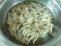 家常菜平菇肉片汤做法图解2)