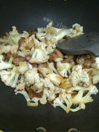 美味的菜花炒肉做法图解6)