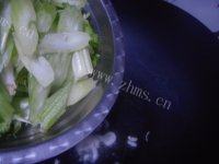 家常菜素炒芹菜做法图解5)