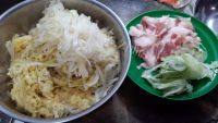 家常菜猪肉酸菜炖粉条做法图解1)