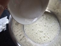 自制抹茶奶油蛋糕做法图解7)