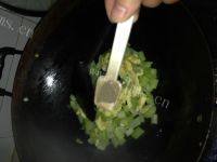 家常菜芹菜炒鸡蛋做法图解5)