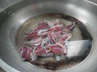 开胃的酸豆角炒鸡胗做法图解4)