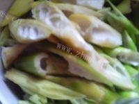 家常菜雷笋炒肉丝做法图解4)