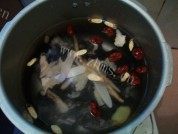 色味俱全的当归乌鸡汤做法图解4)