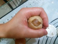 美味的莲蓉蛋黄广式月饼做法图解6)
