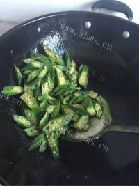 诱人的素炒秋葵做法图解4)
