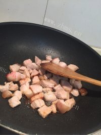 诱人的土豆烧肉做法图解2)