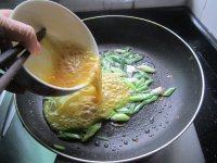 营养丰富的大蒜炒鸡蛋做法图解4)