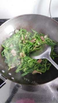 色香味俱全的青椒炒肉做法图解5)