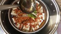 剁椒鱼蒸豆腐做法图解7)
