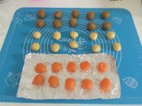 自制莲蓉蛋黄月饼做法图解3)