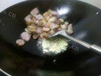 家常菜腊肉炒蒜苗做法图解3)