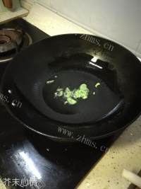 营养的白菜香菇肉丸煲做法图解3)