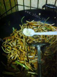 易做的香干拌芹菜做法图解8)