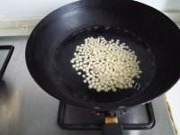爆香芹菜鸡头米做法图解2)