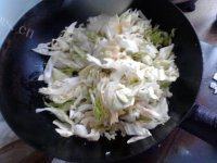 家常菜洋白菜炒豆片做法图解9)