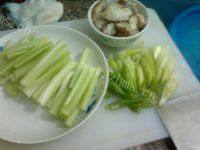 家常菜芹菜炒腊肉做法图解1)