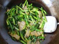 家常菜腊肉炒菜心做法图解8)