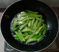 家常菜腊肉炒荷兰豆做法图解4)