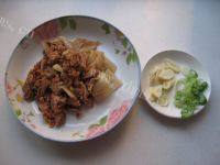家常菜辣白菜炒土豆片做法图解1)