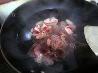 味道不错的牛腩炖魔芋做法图解2)