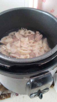 美味的莲藕排骨汤做法图解3)