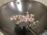 诱人的韭菜炒虾仁做法图解4)