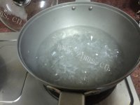 酸甜酸菜旗鱼汤做法图解3)
