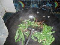 诱人的腊肠炒四季豆做法图解11)