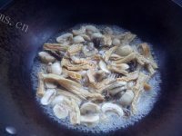 营养美味的双菇烩腐竹的做法图解七