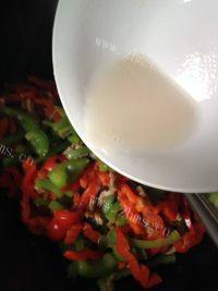 家常菜彩椒炒肉丝做法图解7)