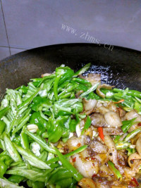 家常菜尖椒回锅肉做法图解8)