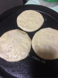 快手酸菜馅饼做法图解5)
