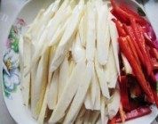 美味的茭白炒肉做法图解2)