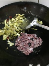 酸菜炒牛肉做法图解5)