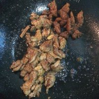 色泽不错的芹菜木耳炒肉片做法图解4)