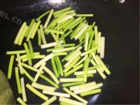 美味的蒜苗炒腊肉做法图解3)